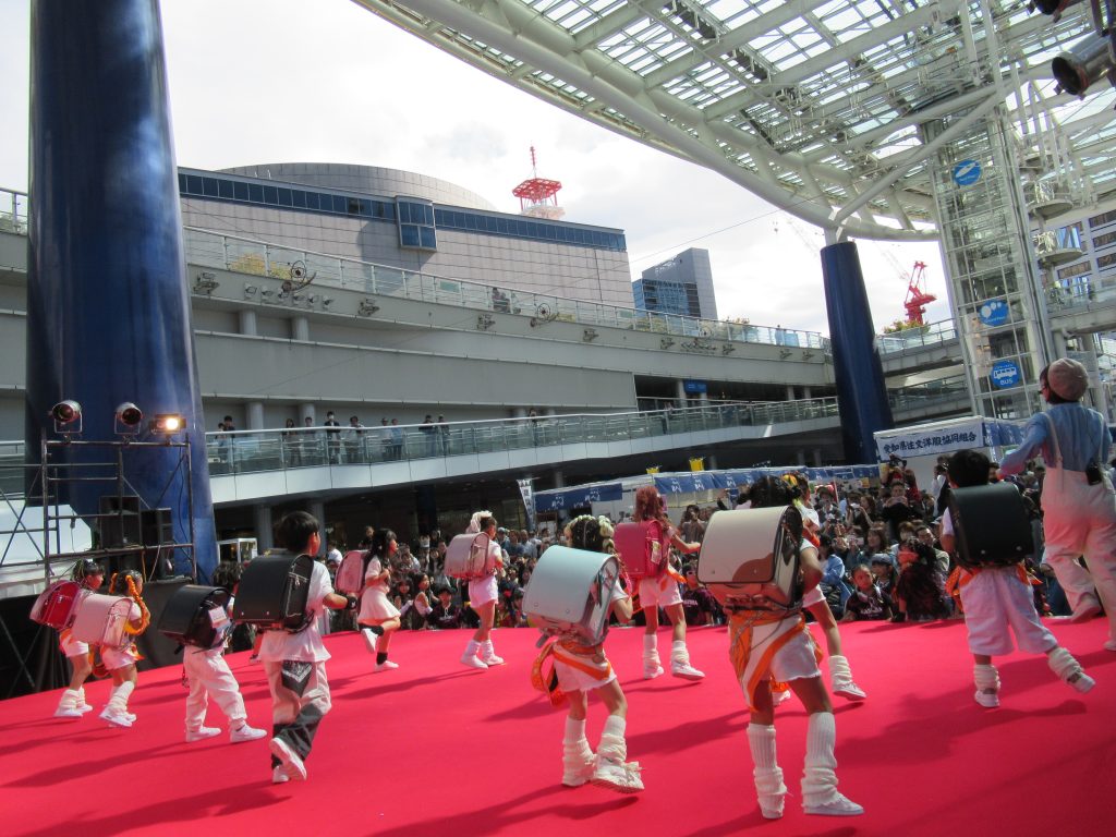 ラララランドセルの歌とダンス
