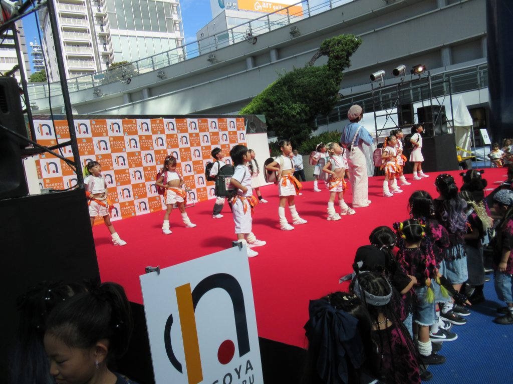 ラララランドセルの歌とダンス